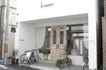 【二条城前】≪完全週休2日制≫≪社会保険完備≫≪営業時間内レッスン可能≫≪産休育休制度あり≫住宅手当あり!雑誌掲載多数!クリエイティブ活動に興味のある方は特に必見です!他のサロンにはない、デザインや感性を磨けますよ!楽しく働ける「femme(ファム)」からアシスタント(美容師)の求人★☆