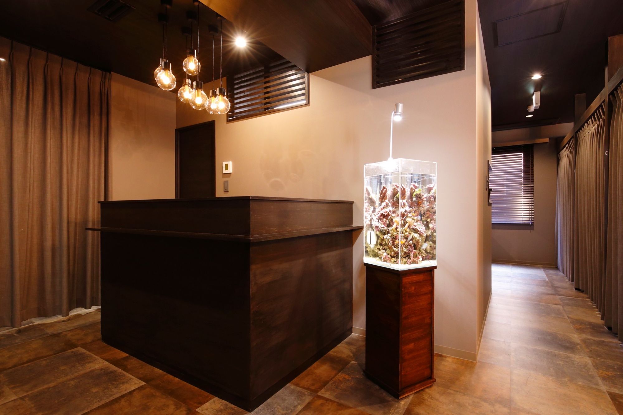 【梅田】◆メンズアイブロウサロン◆社会保険完備◆完全週休2日制◆休憩1時間保障◆毎日のミーティングや残業ナシ◆完全個室or半個室◆やりがいを感じながら、安心して働ける環境です！「from-E 梅田店（フロムイーウメダテン）」からアイブロウリストの求人☆☆