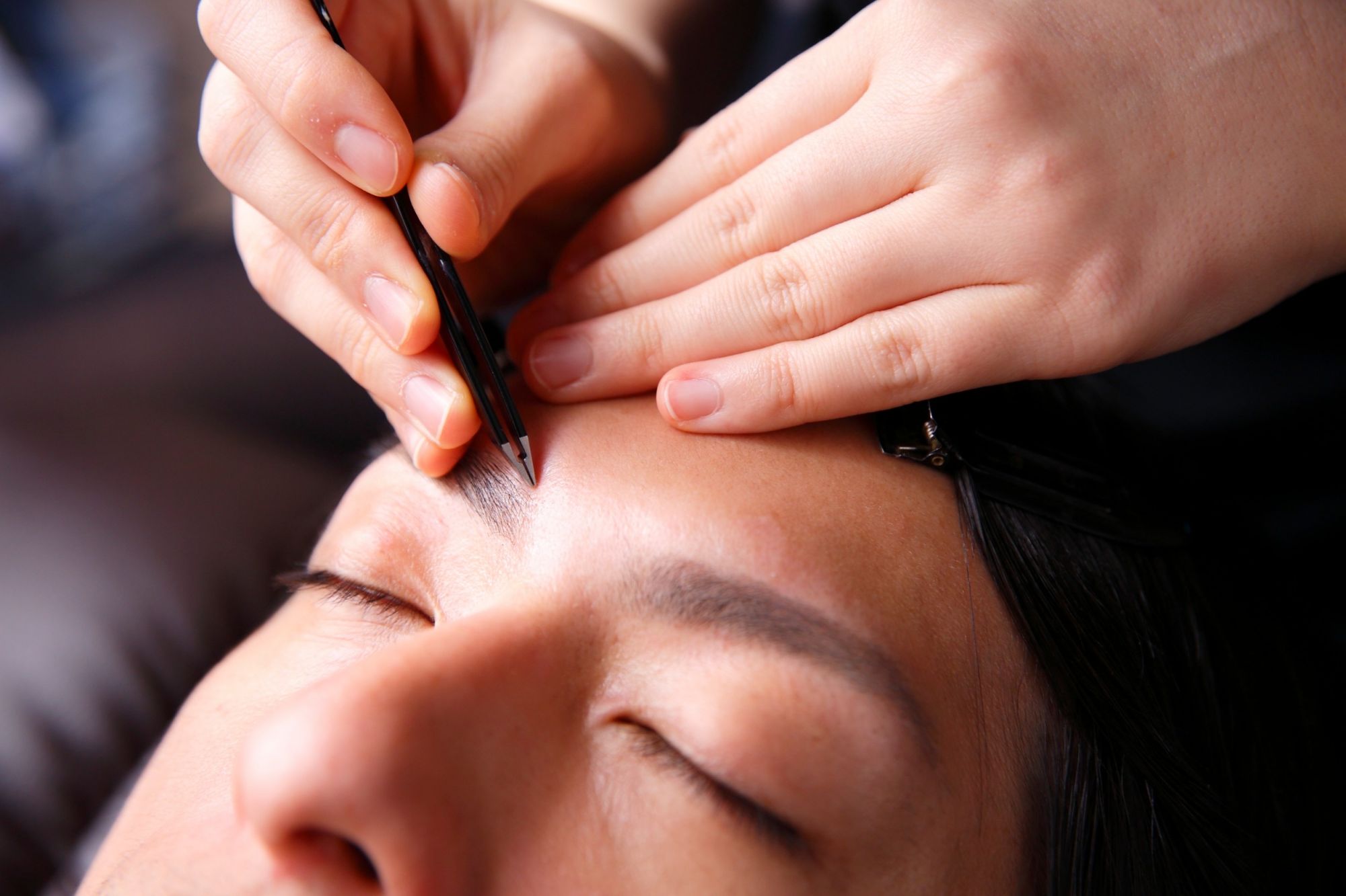 【梅田】◆メンズアイブロウサロン◆社会保険完備◆完全週休2日制◆休憩1時間保障◆毎日のミーティングや残業ナシ◆完全個室or半個室◆やりがいを感じながら、安心して働ける環境です！「from-E 梅田店（フロムイーウメダテン）」からアイブロウリストの求人☆☆