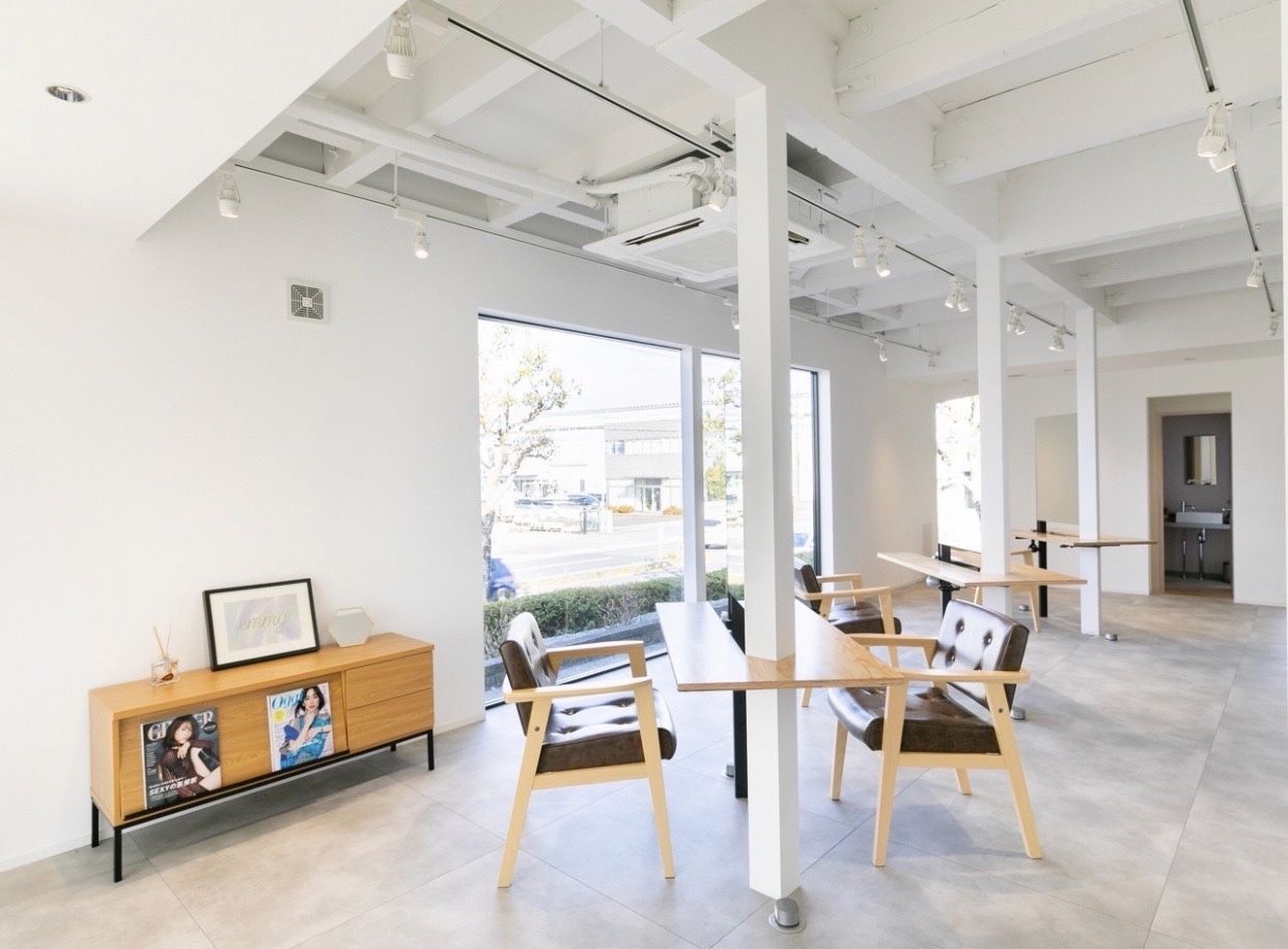 【南草津】≪月8,9日休み≫≪社会保険完備≫≪指名売上の35％還元≫興味があればまつ毛パーマ、着付けもできる！入客チャンスが多くあるため入客チャンスに困りませんよ！スタッフさんの夢を応援するサロン！「emmy（エミー）」からスタイリスト（美容師）の求人☆★