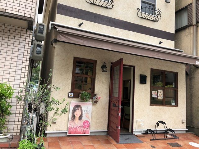 【JR宝塚】≪月8.9日休み/社会保険完備/19時退勤≫マンツーマンで入客出来るのでお客様との距離も近い地域密着のアットホームサロン「RIM hair salon(リムヘアーサロン)」からスタイリスト(美容師)の求人☆★☆