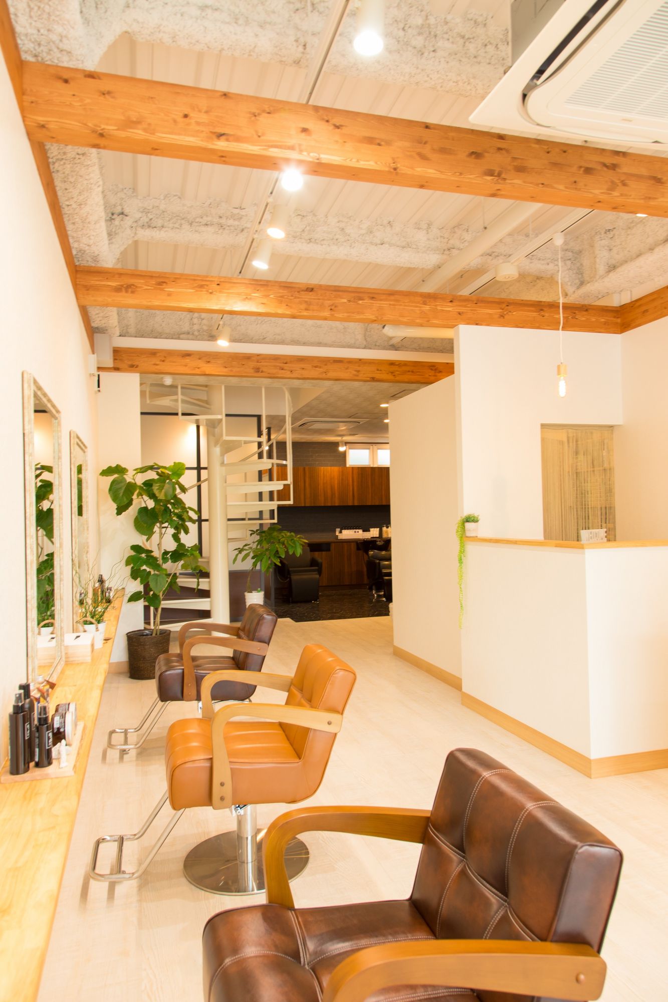 【JR和歌山駅】≪店長候補は月給30万円≫≪月22日勤務≫≪日曜定休あり≫≪社会保険完備≫頑張りを評価してもらえる体制!エステやアイラッシュに興味のある方も大歓迎です!「hair create cocokara(ヘアークリエイトココカラ)」からスタイリスト(美容師)の求人☆★☆