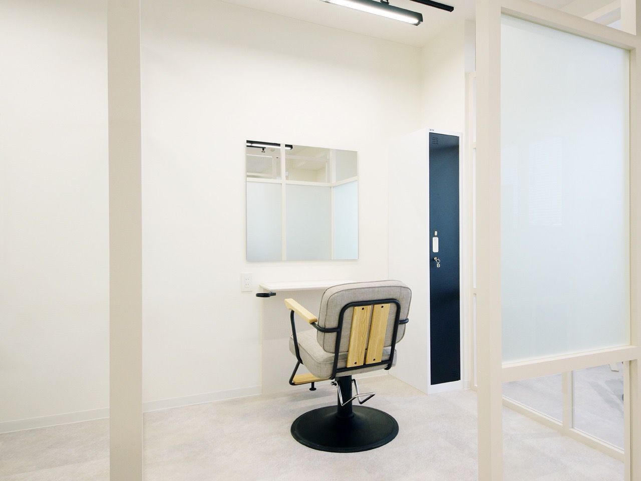 【天王寺】≪SILVER Prize受賞サロン≫≪完全マンツーマン≫≪完全自由シフト≫≪平均単価1万円以上≫≪永久保障給あり≫≪全席個室≫ヘアケア・髪質改善に特化した人気ヘアサロン！勤務時間や休みなどご希望に合わせた働き方が可能です！「FRAME hair room 天王寺駅前店（フレームヘアールームテンノウジエキマエテン）」からスタイリスト（美容師）の求人☆★