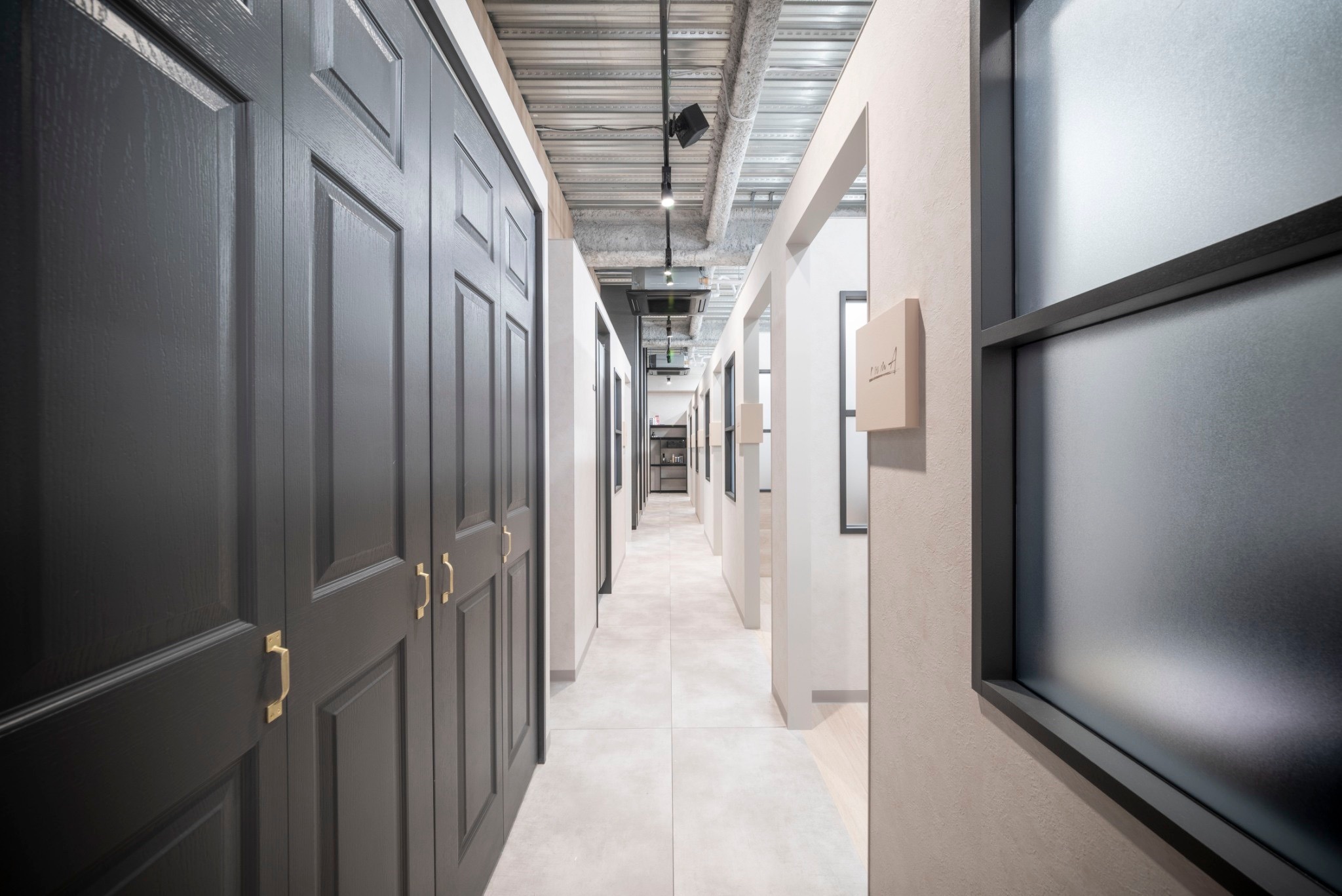 【博多駅】≪完全マンツーマン≫≪自由出勤制≫≪フリー40％／指名50％還元≫≪永久保障給あり≫系列店はAWARDを受賞する人気の髪質改善特化型ヘアサロン！≪全席個室＆フラットシャンプー≫高単価な業務委託サロン！「FRAME spa&hair room 博多店（フレームスパアンドヘアールームハカタテン」スタイリスト（美容師）の求人☆★