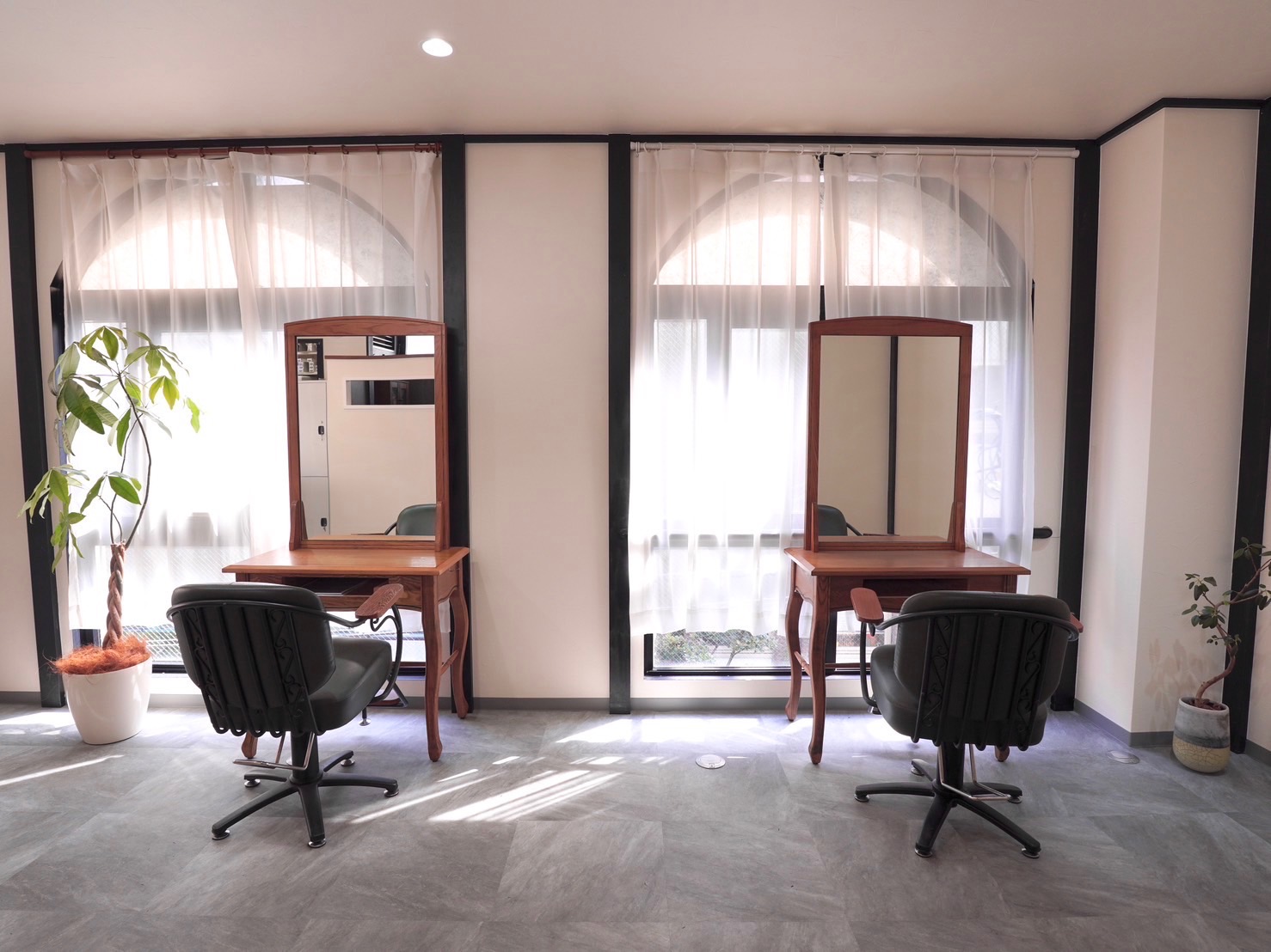 【大名】◆社会保険完備◆月給25万円スタートコースあり◆完全週休2日制もOK◆1日3名のマンツーマン接客！！自分に合った働き方が見つけることが可能。コテ巻き風パーマとストレートの技術に力を入れているヘアサロン「Arly（アーリィ）」からスタイリスト（美容師）の求人☆★☆