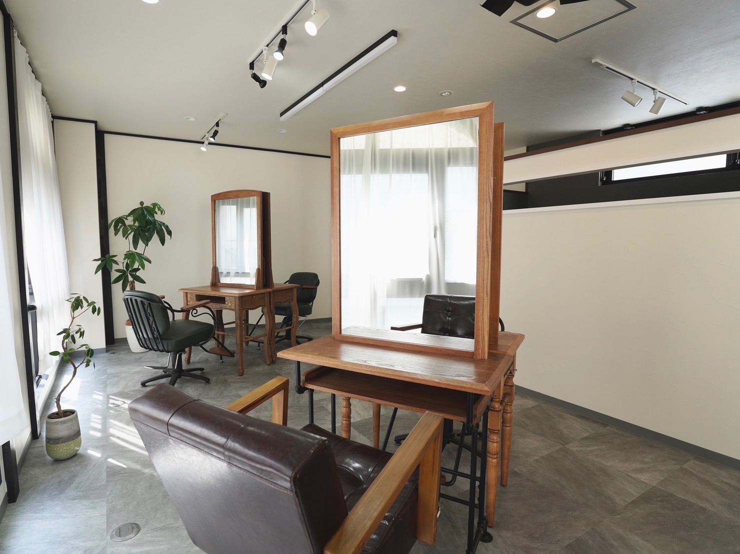 【大名】◆社会保険完備◆月給25万円スタートコースあり◆完全週休2日制もOK◆1日3名のマンツーマン接客！！自分に合った働き方が見つけることが可能。コテ巻き風パーマとストレートの技術に力を入れているヘアサロン「Arly（アーリィ）」からスタイリスト（美容師）の求人☆★☆