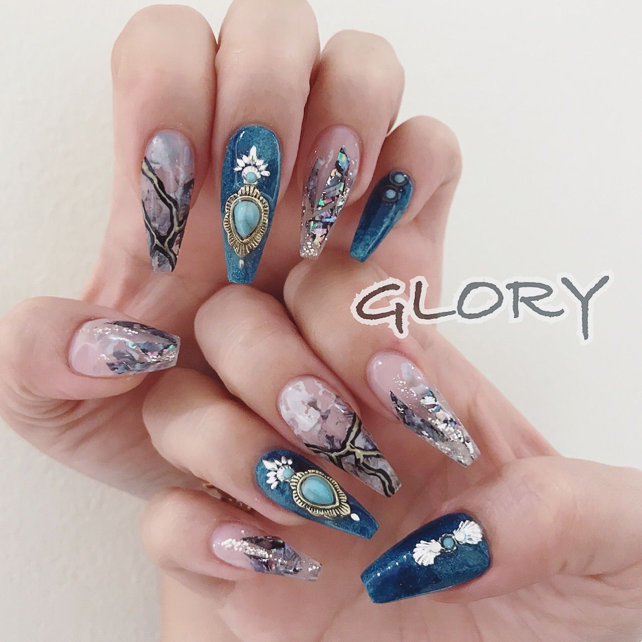 【渋谷】≪社会保険完備≫≪月8日休み≫≪土日のお休みOK≫≪スカルプを学びたい方にオススメ≫技術力が高く、女性が働きやすい環境です！ベテランのスタッフが多く仲もいいので、安心して働くことができますよ！NailSalon GLORY（ネイルサロングローリー）からネイリスト（ネイル）の求人☆☆