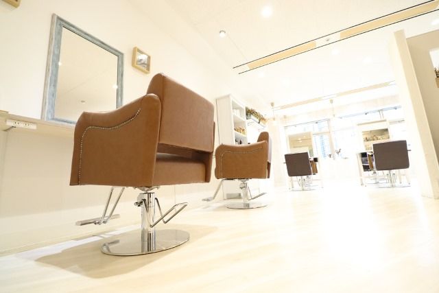 【京橋】≪インボイス制度のサポートあり≫≪完全マンツーマン≫≪完全自由シフト≫≪最大45万円の保証給あり≫≪正社員制度あり≫カントリー調アンティークなサロン空間！トリートメント・ヘアケアなどの髪質改善が人気の大人ヘアサロン！勤務時間や休みなどご希望に合わせた働き方が可能です！「afrodite 京橋店（アフロディーテキョウバシテン）」からスタイリスト（美容師）の求人☆★