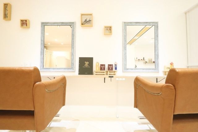 【京橋】≪インボイス制度のサポートあり≫≪完全マンツーマン≫≪完全自由シフト≫≪最大45万円の保証給あり≫≪正社員制度あり≫カントリー調アンティークなサロン空間！トリートメント・ヘアケアなどの髪質改善が人気の大人ヘアサロン！勤務時間や休みなどご希望に合わせた働き方が可能です！「afrodite 京橋店（アフロディーテキョウバシテン）」からスタイリスト（美容師）の求人☆★