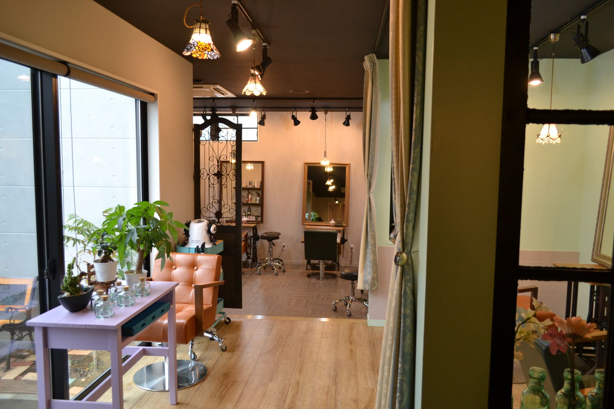 【籠原】≪社会保険完備≫≪完全週休2日制≫≪土日休みOK≫≪2年でデビュー可能≫実力派スタイリストが揃う、カフェのようなオシャレなサロン!お休みが多いので、仕事とプライベートにメリハリがつきますよ♪thinc by Rosta(シンクバイロスタ)からアシスタント(美容師)の求人☆★