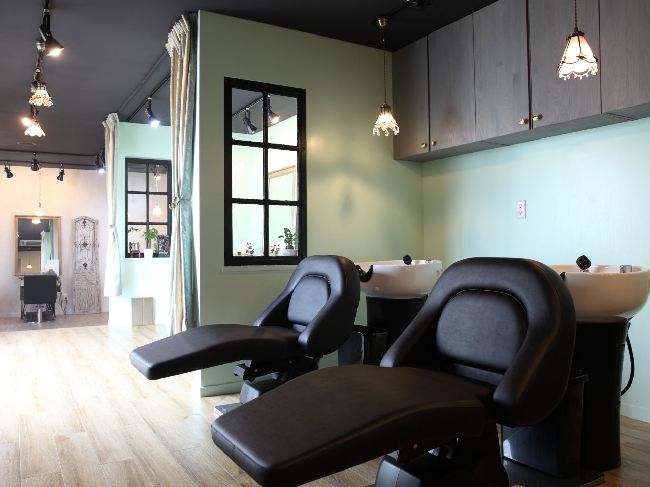 【籠原】≪社会保険完備≫≪完全週休2日制≫≪土日休みOK≫≪2年でデビュー可能≫実力派スタイリストが揃う、カフェのようなオシャレなサロン!お休みが多いので、仕事とプライベートにメリハリがつきますよ♪thinc by Rosta(シンクバイロスタ)からアシスタント(美容師)の求人☆★