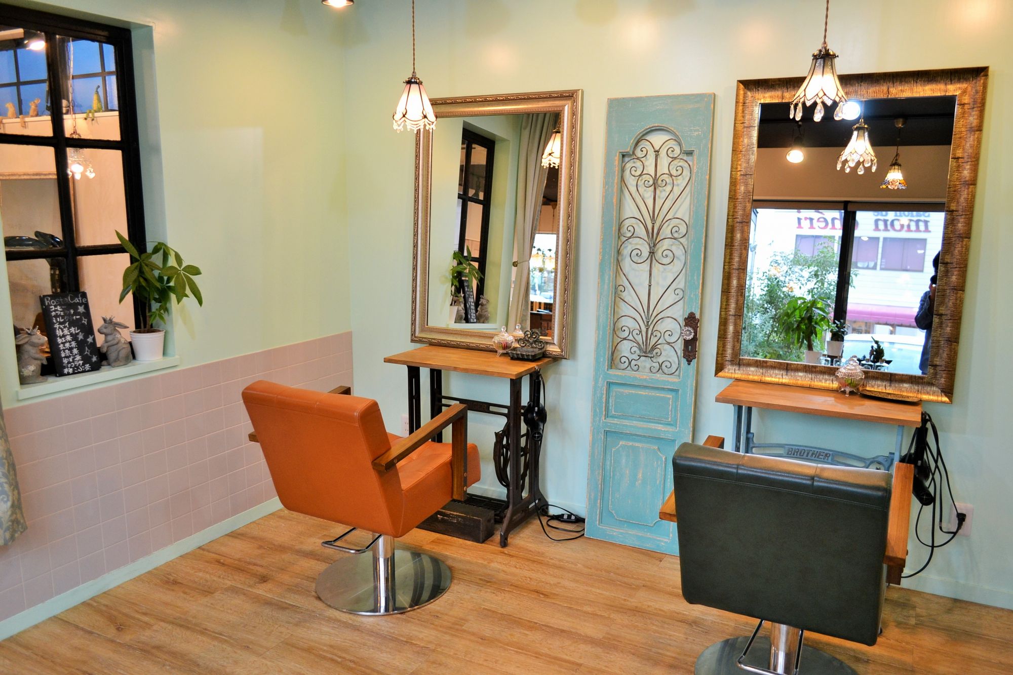 【籠原】≪社会保険完備≫≪完全週休2日制≫≪土日休みOK≫≪2年でデビュー可能≫実力派スタイリストが揃う、カフェのようなオシャレなサロン!お休みが多いので、仕事とプライベートにメリハリがつきますよ♪thinc by Rosta(シンクバイロスタ)からアシスタント(美容師)の求人☆★