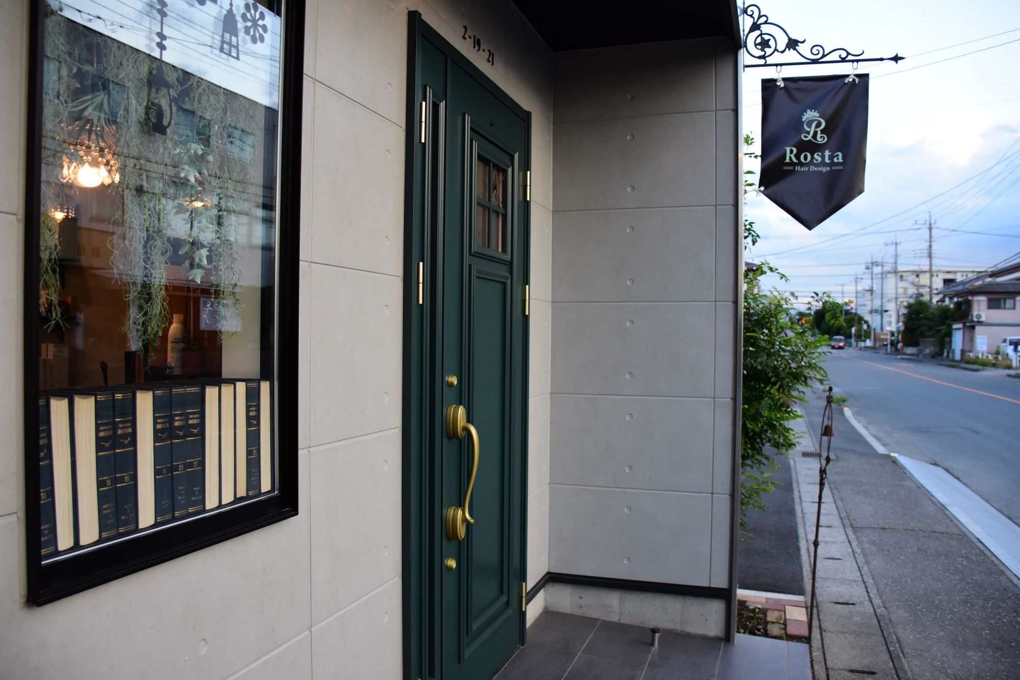 【籠原】≪社会保険完備≫≪完全週休2日制≫≪土日休みOK≫≪2年でデビュー可能≫実力派スタイリストが揃う、カフェのようなオシャレなサロン!お休みが多いので、仕事とプライベートにメリハリがつきますよ♪thinc by Rosta(シンクバイロスタ)からアシスタント(美容師)の求人☆★