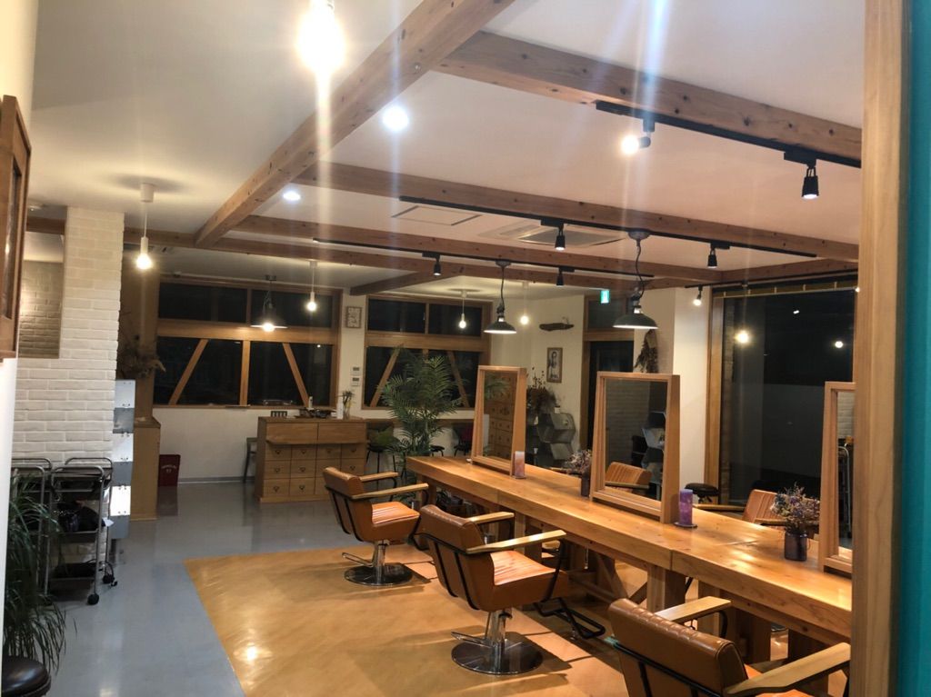 【千本杉】車、バイク通勤OK！！自由出勤なので早上がり・土日のお休みOK！！ミーティングもありません！★最低保障給あり（30万円or20万円）★人気の薬剤を使用し、お客様をキレイにしています♪離職率が低いのは一人一人に合った働き方ができるから！！スタッフさんの希望を聞いて働きやすい環境を作っていく委託ヘアサロン「GC8 hair（ジーシーエイトヘアー）」からスタイリスト（美容師）の求人☆★