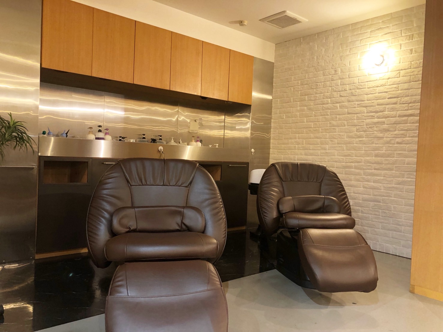 【千本杉】車、バイク通勤OK！！自由出勤なので早上がり・土日のお休みOK！！ミーティングもありません！★最低保障給あり（30万円or20万円）★人気の薬剤を使用し、お客様をキレイにしています♪離職率が低いのは一人一人に合った働き方ができるから！！スタッフさんの希望を聞いて働きやすい環境を作っていく委託ヘアサロン「GC8 hair（ジーシーエイトヘアー）」からスタイリスト（美容師）の求人☆★