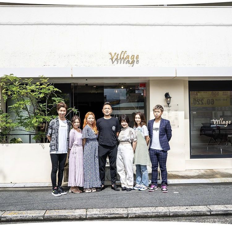 【放出】≪社会保険完備≫≪月8日休み≫≪2年でデビュー可能≫興味があればまつ毛パーマやアイブロウ、アイリストとの兼任もOK!幅広い年代の方に愛される地域密着型のサロン!指名売上100万円以上上げられる仕組みを学べるサロン!「Village(ヴィレッジ)」からアシスタント(美容師)の求人☆★☆