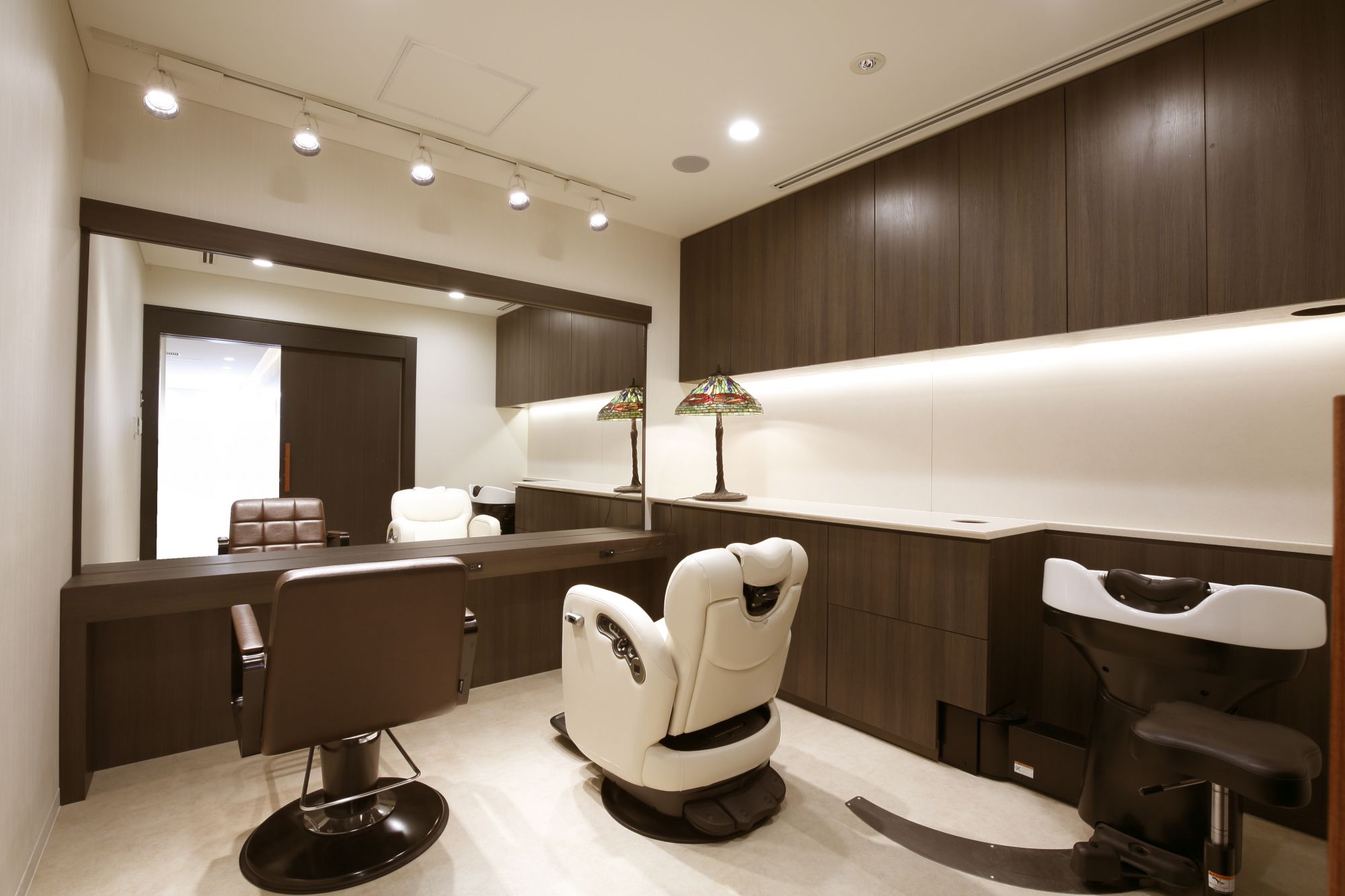 【渋谷駅】≪社会保険完備≫≪住宅手当相談OK≫実力派スタイリストが集まる高級感のあるサロン☆サロンワークだけではなく、様々な現場でヘアメイクや着付けなど、たくさんの仕事ができるようになりますよ♪Hair salon 1214（ヘアーサロンイチニーイチヨン）からアシスタント（美容師）の求人☆★