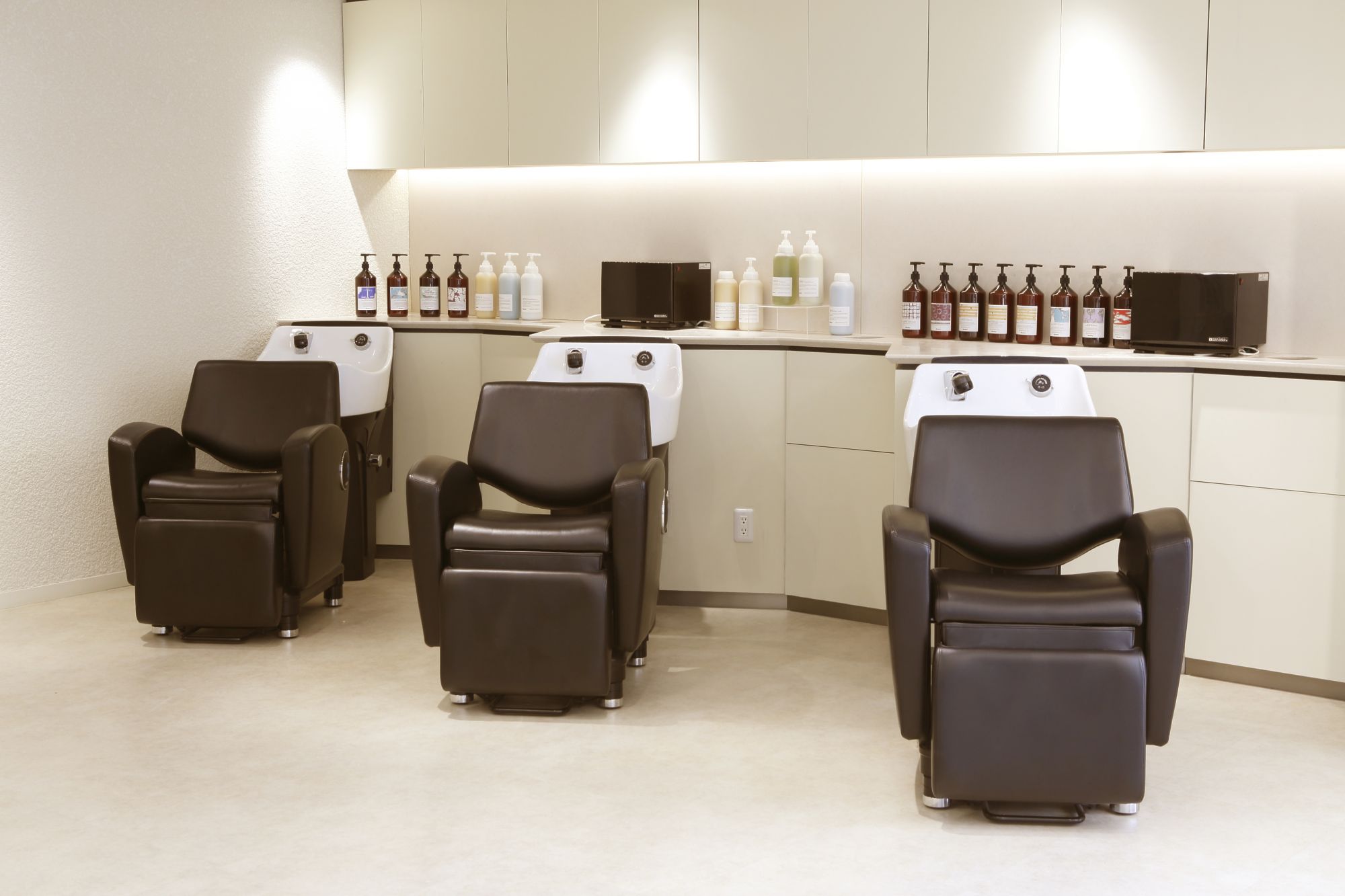 【渋谷駅】≪社会保険完備≫≪住宅手当相談OK≫実力派スタイリストが集まる高級感のあるサロン☆サロンワークだけではなく、様々な現場でヘアメイクや着付けなど、たくさんの仕事ができるようになりますよ♪Hair salon 1214（ヘアーサロンイチニーイチヨン）からアシスタント（美容師）の求人☆★