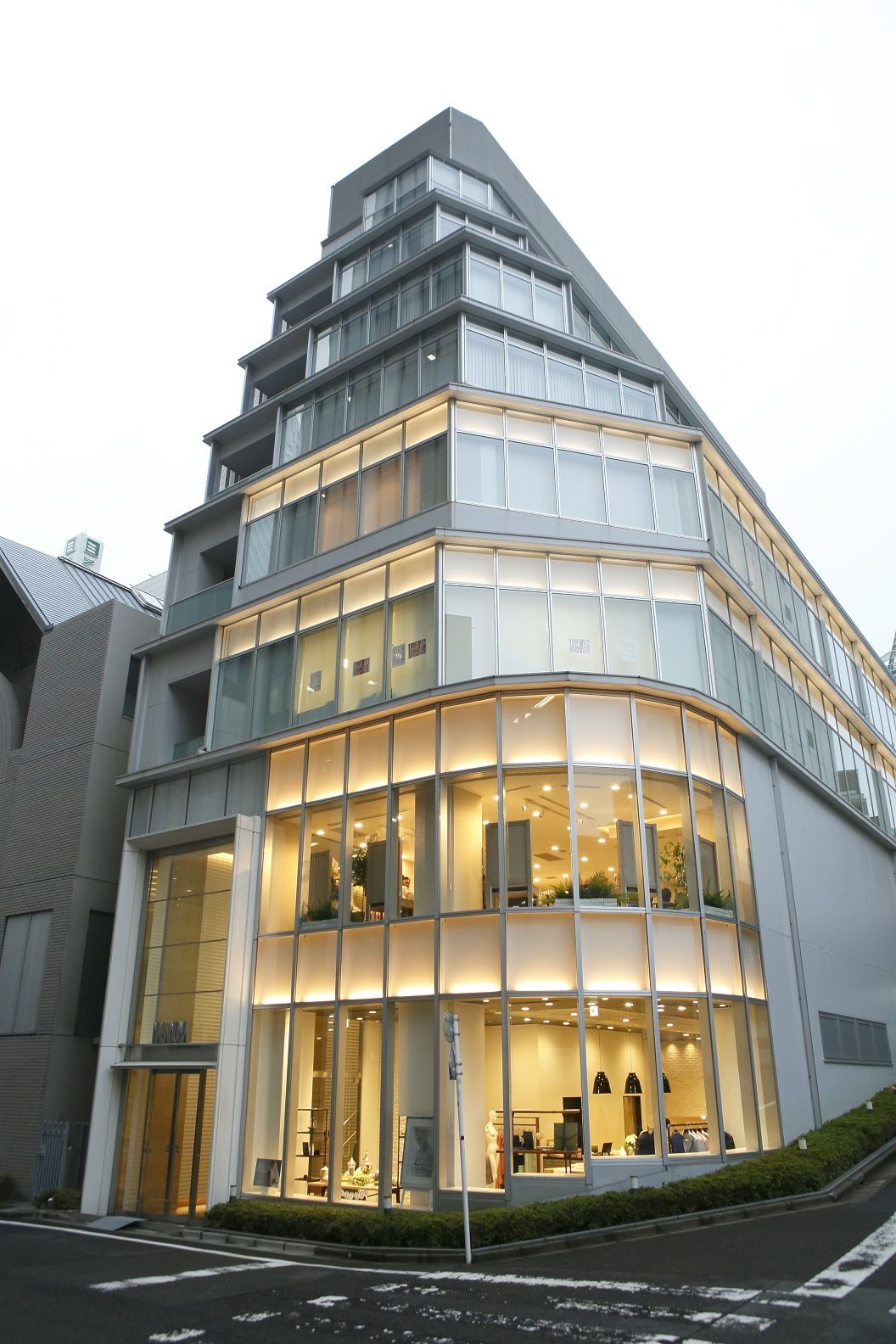 【渋谷駅】≪社会保険完備≫≪住宅手当相談OK≫実力派スタイリストが集まる高級感のあるサロン☆サロンワークだけではなく、様々な現場でヘアメイクや着付けなど、たくさんの仕事ができるようになりますよ♪Hair salon 1214（ヘアーサロンイチニーイチヨン）からアシスタント（美容師）の求人☆★