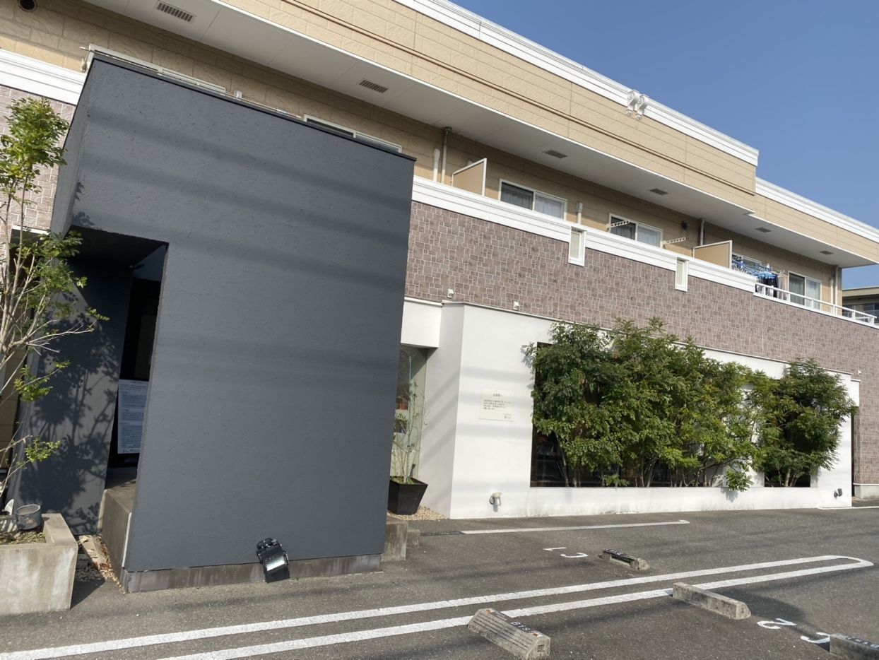 【赤間】≪毎週日曜が定休・営業時間は18:00～18:30まで・休日数の選択OK・社会保険完備・交通費orガソリン代は全額支給≫毎日の仕事を楽しんでもらいたい！そのために充実した福利厚生を整えています！地域のお客様に長く愛されるトータルビューティーサロン「hair&make Bis! くりえいと店（ヘアーアンドメイクビスクリエイトテン）」からスタイリスト（美容師）の求人★☆