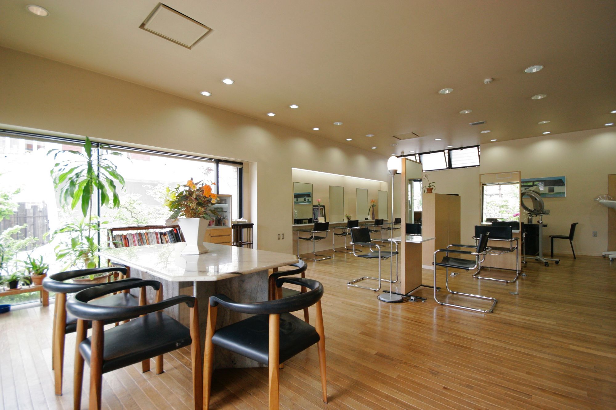 【岡場】≪社会保険完備≫≪寮完備≫≪社宅補助・食費補助あり≫≪土日休み相談OK≫地方出身の方や1人暮らしの方が安心して生活ができる環境を提供!スタッフの仲も良く、確かな技術も取得可能!みはら美容室 藤原台店(ミハラビヨウシツフジワラダイテン)からスタイリスト(美容師)の求人☆★