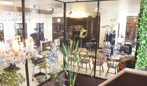 【羽犬塚】≪社会保険完備≫≪住宅手当あり≫充実したレッスン環境なのでスタイリストデビューは1年半で可能!!近隣にお住まいのお客様から圧倒的な支持を受ける人気ヘアサロン「KATSUKI 八女店(カツキヤメテン)」からアシスタント(美容師)の求人☆★☆