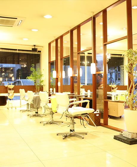 【西鉄久留米】≪社会保険完備≫≪住宅手当あり≫充実したレッスン環境なのでスタイリストデビューは1年半で可能!!近隣にお住まいのお客様から圧倒的な支持を受ける人気ヘアサロン「KATSUKI すわの店(カツキスワノテン)」からアシスタント(美容師)の求人☆★☆