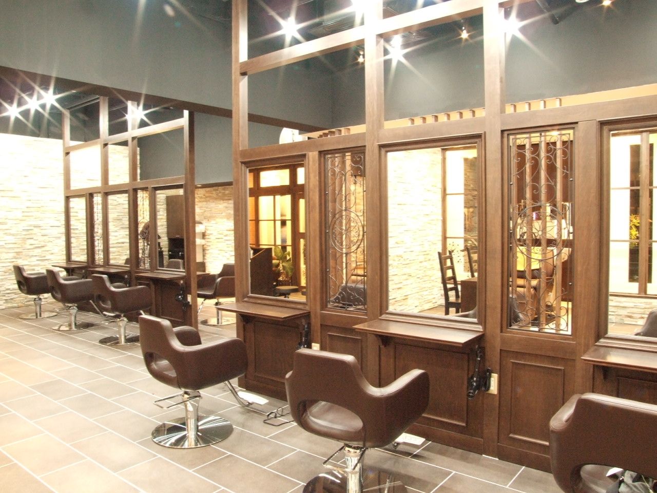 【井土ヶ谷】 保障給あり  完全マンツーマン  独立支援制度あり 住宅地に佇む地域に愛されるヘアサロン★完全歩合制 フリー44％／指名55％還元 により平均月収35万円以上!!!土日休みなどプライベート重視もOK★Hair Lounge Anphi 井土ヶ谷（ヘアーラウンジアンフィイドガヤ）からスタイリスト（美容師）の求人★☆