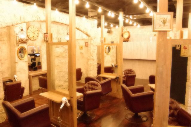 【弘明寺】 保障給あり  完全マンツーマン  独立支援制度あり 住宅地に佇む地域に愛されるヘアサロン★完全歩合制 フリー44％／指名55％還元 により平均月収35万円以上!!!土日休みなどプライベート重視もOK★Hair Lounge Anphi 弘明寺（ヘアーラウンジアンフィグミョウジ）からスタイリスト（美容師）の求人★☆