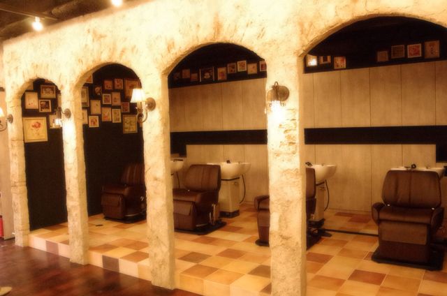 【弘明寺】 保障給あり  完全マンツーマン  独立支援制度あり 住宅地に佇む地域に愛されるヘアサロン★完全歩合制 フリー44％／指名55％還元 により平均月収35万円以上!!!土日休みなどプライベート重視もOK★Hair Lounge Anphi 弘明寺（ヘアーラウンジアンフィグミョウジ）からスタイリスト（美容師）の求人★☆