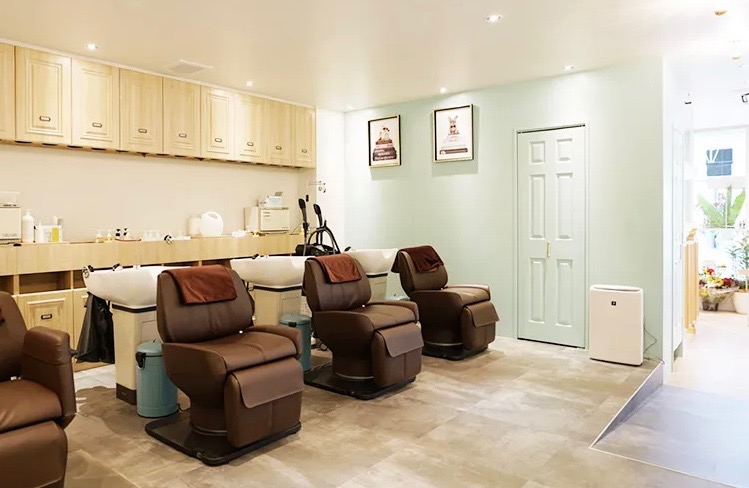 【矢向】 保障給あり  完全マンツーマン  独立支援制度あり 住宅地に佇む地域に愛されるヘアサロン★完全歩合制 フリー44％／指名55％還元 により平均月収35万円以上!!!土日休みなどプライベート重視もOK★Anphi 矢向（アンフィヤコウ）からスタイリスト（美容師）の求人★☆