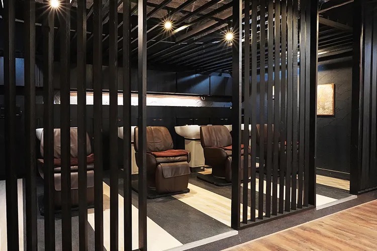 【金沢文庫】 保障給あり  完全マンツーマン  独立支援制度あり 住宅地に佇む地域に愛されるヘアサロン★完全歩合制 フリー44％／指名55％還元 により平均月収35万円以上!!!土日休みなどプライベート重視もOK★Anphi 金沢文庫（アンフィカナザワブンコ）からスタイリスト（美容師）の求人★☆