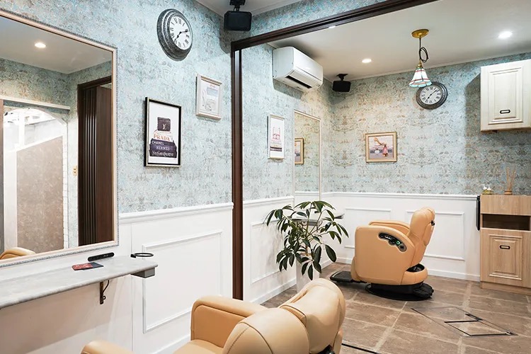 【南町田グランベリーパーク】 保障給あり  完全マンツーマン  独立支援制度あり 住宅地に佇む地域に愛されるヘアサロン★完全歩合制 フリー44％／指名55％還元 により平均月収35万円以上!!!土日休みなどプライベート重視もOK★Anphi 南町田（アンフィミナミマチダ）からスタイリスト（美容師）の求人★☆