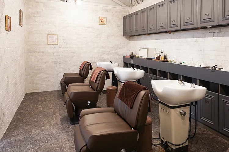 【南町田グランベリーパーク】 保障給あり  完全マンツーマン  独立支援制度あり 住宅地に佇む地域に愛されるヘアサロン★完全歩合制 フリー44％／指名55％還元 により平均月収35万円以上!!!土日休みなどプライベート重視もOK★Anphi 南町田（アンフィミナミマチダ）からスタイリスト（美容師）の求人★☆