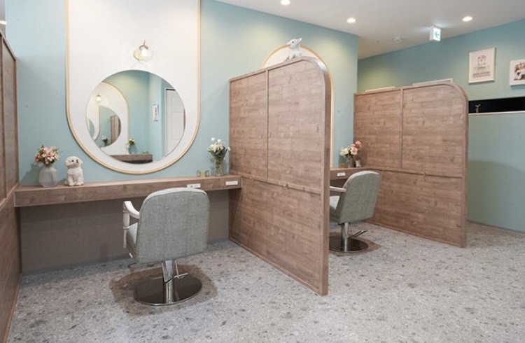 【淵野辺】 保障給あり  完全マンツーマン  独立支援制度あり 住宅地に佇む地域に愛されるヘアサロン★完全歩合制 フリー44％／指名55％還元 により平均月収35万円以上!!!土日休みなどプライベート重視もOK★「Anphi 淵野辺（アンフィフチノベ）」からスタイリスト（美容師）の求人★☆