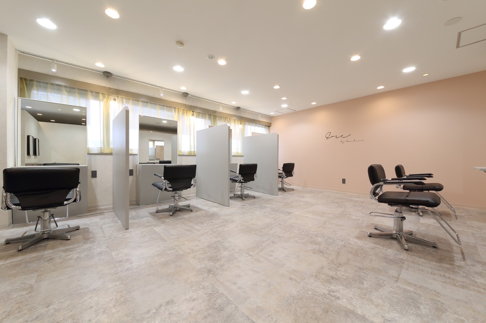 【西梅田】≪完全週休2日≫≪実働8時間の早番遅番制≫≪フレックス制度あり≫≪毎月平均30～50名以上の新規のお客様に入客可能≫≪産休育休実績多数≫≪社会保険完備≫≪スタイリストデビュー1年後で全員指名売上100万円超え≫関コレなどのバックヤードも入っています！年収1000万円超えのスタッフも在籍！「Ere by Bonheur（エールバイボヌール）」からスタイリスト（美容師）の求人☆★