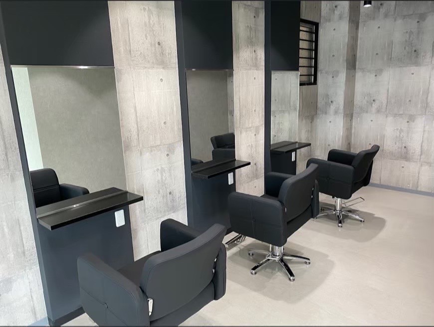 【京橋】全国に展開中の人気ヘアサロン！最新設備&豊富な薬剤を揃える業務委託サロン！スタイリッシュな店内には個室も完備！ フリー45％／指名50％還元  単価8000円 により高収入が可能です！「_WHITE 京橋店（アンダーバーホワイト キョウバシテン）」からスタイリスト（美容師）の求人☆★