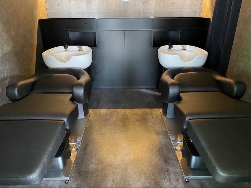 【京橋】全国に展開中の人気ヘアサロン！最新設備&豊富な薬剤を揃える業務委託サロン！スタイリッシュな店内には個室も完備！ フリー45％／指名50％還元  単価8000円 により高収入が可能です！「_WHITE 京橋店（アンダーバーホワイト キョウバシテン）」からスタイリスト（美容師）の求人☆★