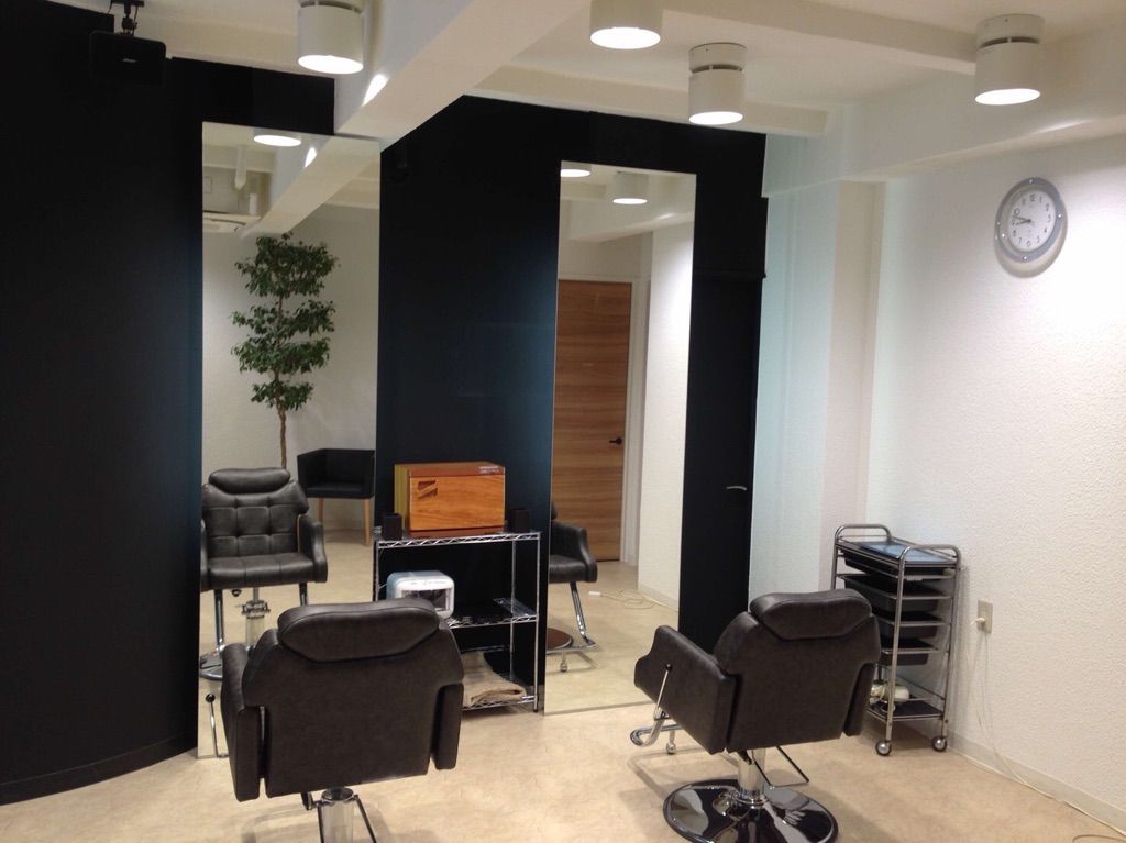 【野田阪神】≪社会保険完備≫≪月給20万円〜≫≪月8、9日休み≫長年地域の方に愛されるアットホームサロン！優しいスタッフさんばかりなので働きやすさ◎2年以内での早期デビューを目指せるユニセックスサロン「HOMME GRAND（オムグランド）」からアシスタント（美容師・理容師）の求人★☆