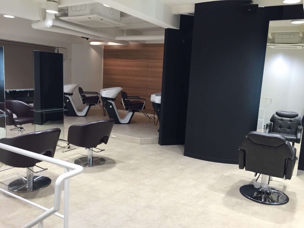 【野田阪神】≪社会保険完備≫≪月給20万円〜≫≪月8、9日休み≫長年地域の方に愛されるアットホームサロン！優しいスタッフさんばかりなので働きやすさ◎2年以内での早期デビューを目指せるユニセックスサロン「HOMME GRAND（オムグランド）」からアシスタント（美容師・理容師）の求人★☆