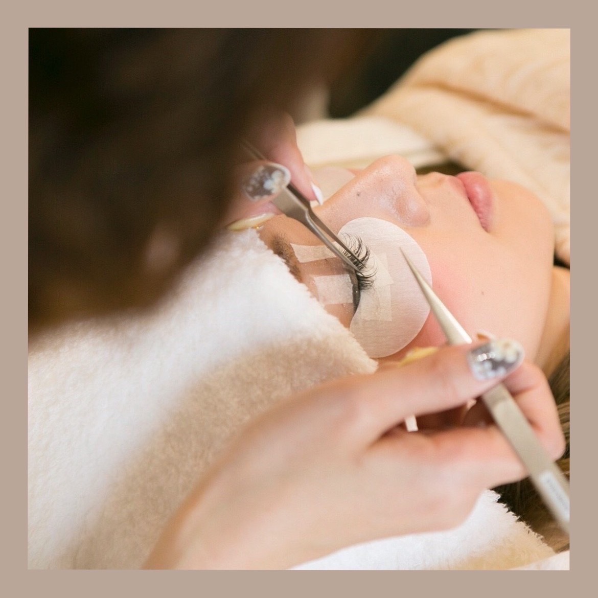 【難波駅】≪月給216500円~≫≪月8日休み≫≪月に1,2回土日休みOK≫≪1日4~6人の施術≫平均退社時間18:30頃!ゆとりのある施術時間で目の前のお客様を大切にしていけるサロンです!売上のノルマや上下関係はなし!「Flare premium lash 難波店(フレアプレミアムラッシュナンバテン)」からアイリスト(アイデザイナー・まつげエクステ)の求人☆★☆