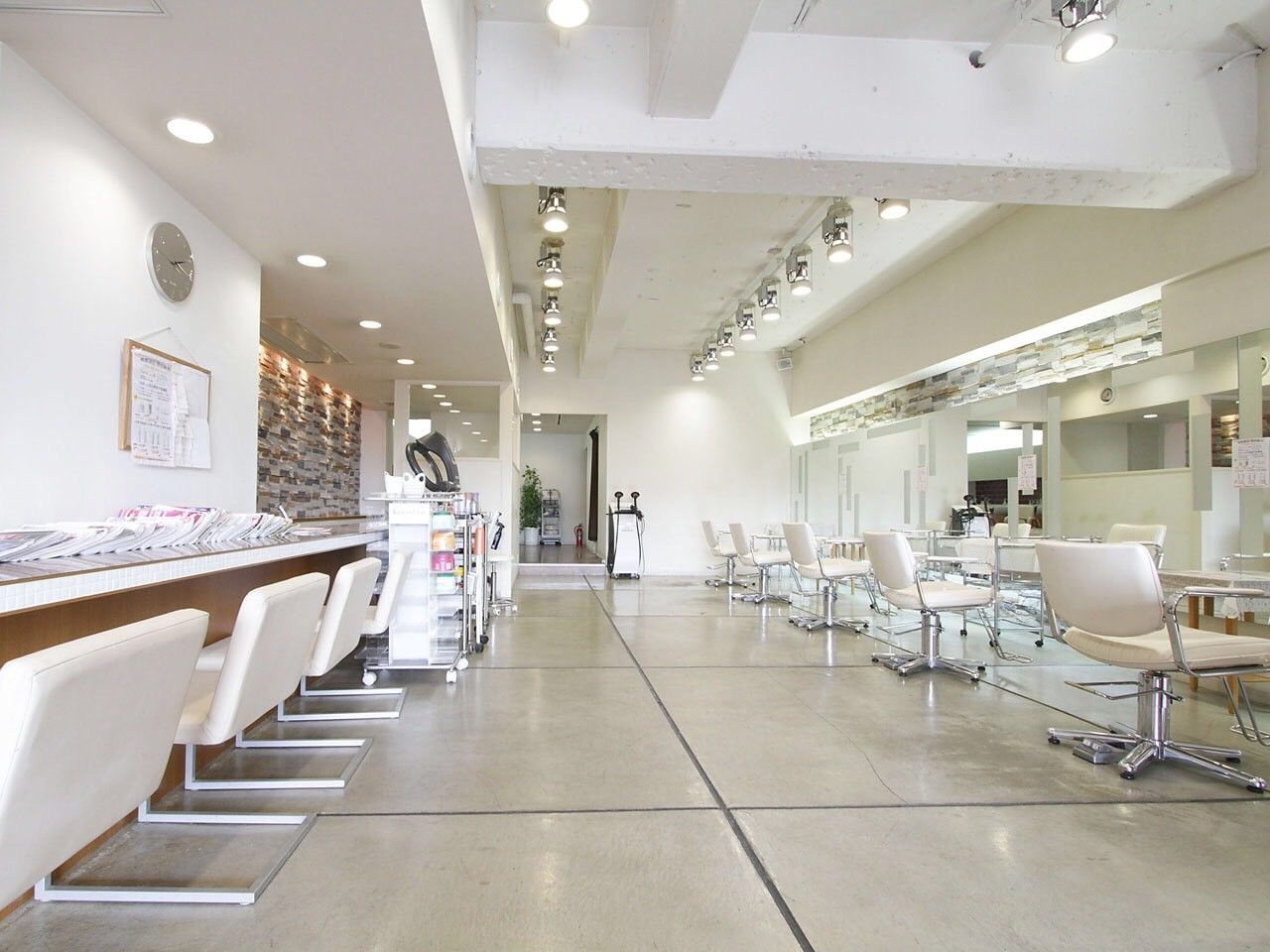 【南千里】≪社会保険完備≫≪地域密着型≫≪アットホームサロン≫≪女性が働きやすい環境≫≪2年でデビュー可能≫丁寧にカウンセリングを行い、お客様の希望に合わせて施術していきます!お子さんがいる方でも働きやすいサロンです!しっかりと技術を学べますよ「Foria(フォリア)」からアシスタント(美容師)の求人☆★☆