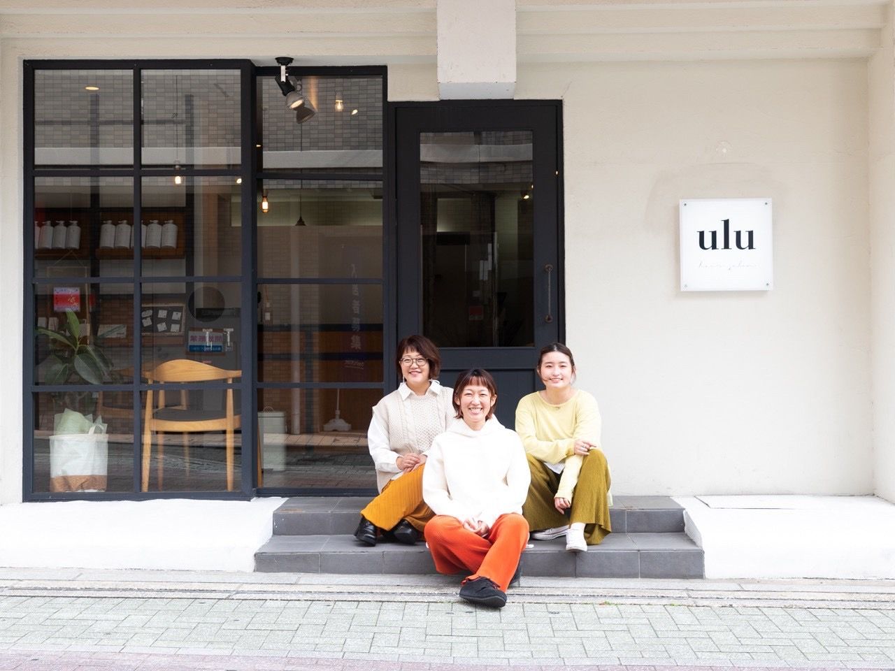 【茨木市駅】≪社会保険完備≫≪地域密着型≫≪アットホームサロン≫≪女性が働きやすい環境≫≪2年でデビュー可能≫丁寧にカウンセリングを行い、お客様の希望に合わせて施術していきます！ママさん美容師でも働きやすいサロンです！しっかりと技術を学べますよ「ulu（ウル）」からアシスタント（美容師）の求人☆★☆