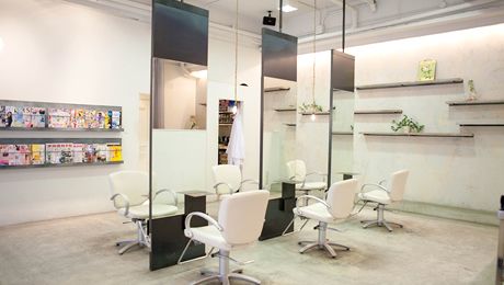 【江坂】≪土日曜休み相談OK≫≪19時半までに退勤可能≫オーガニックにこだわり、大人の女性に人気！オシャレで落ち着きのあるサロンです♪長く仕事を続けていける環境が整っていますよ♪XARA Luna hair（ザラルナヘアー）からスタイリスト（美容師）の求人☆★