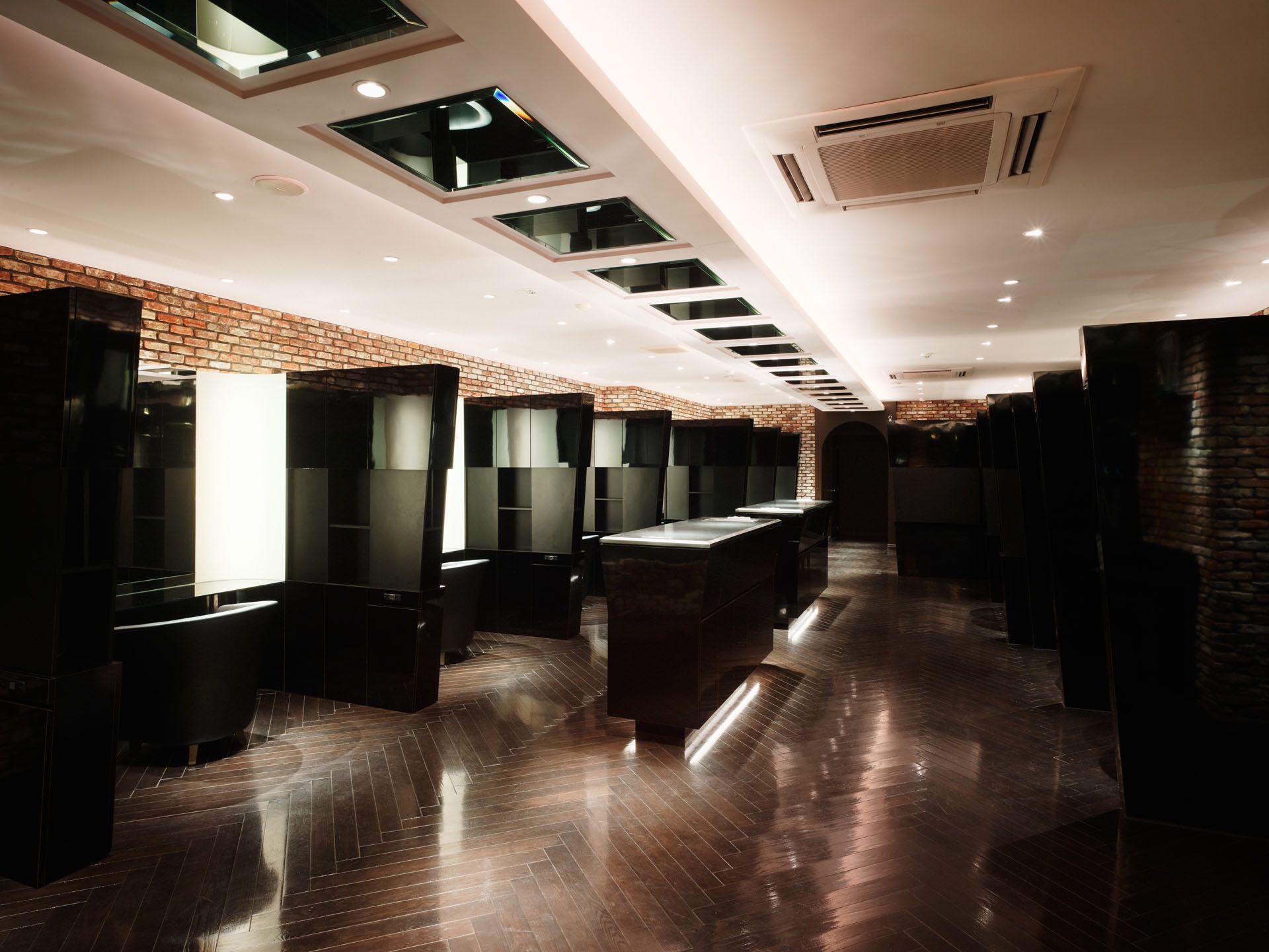 【椥辻】≪土日勤務可能なパートさんは時給2000円≫≪完全週休2日制≫≪社会保険完備≫≪誕生日休暇あり≫≪9時間拘束≫平均客単価12000円程の高単価髪質改善特化サロン!頑張り次第で最短1年半でデビューが出来る!営業時間内レッスン可能!パートのママさん美容師も歓迎!「OX CREATION 椥辻(オックスクリエーションナギツジ)」からアシスタント(美容師)の求人☆★☆