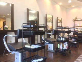 【原田駅】≪社会保険完備≫≪アクセス◎≫月給18万円からのスタート♪アットホームで幅広い世代のお客様がご来店！！平均退勤時間は19:00〜20:00で働きやすいヘアサロン「アトリエ moga（アトリエモガ）」からアシスタント（美容師）の求人☆★