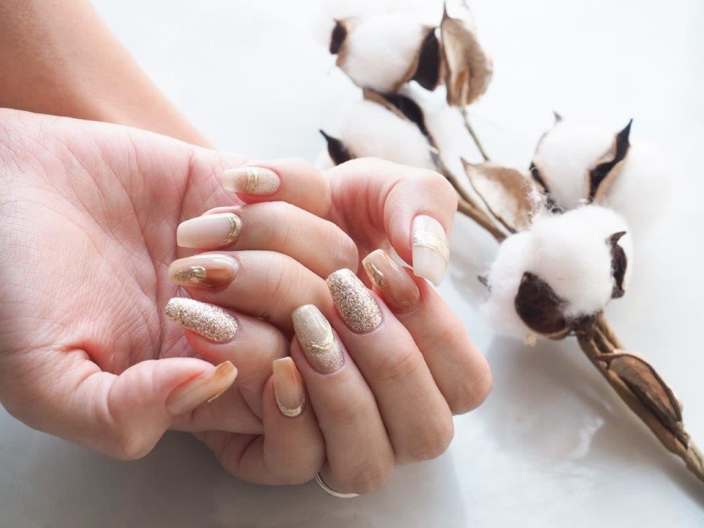 【心斎橋】≪正社員・パート・業務委託から選択OK≫≪正社員は実働8時間、完全週休2日≫≪勤務時間相談OK≫≪ハリウッドブロウリフト導入≫≪研修中もお給料あり≫清潔感溢れる白を基調としたおしゃれで可愛いサロン！アットホームで落ち着いた雰囲気！「lovit（ラビット）」からネイリスト（ネイル）の求人☆☆