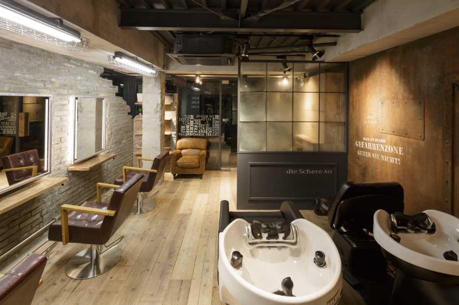 【上大岡】≪有給休暇あり・2年以内でのデビュー可能・営業時間内レッスンあり・住宅手当あり・社会保険完備≫自社研修センターで営業中にしっかりとレッスン可能!マンツーマンでスタイリストさんにも見てもらえるので、着実に成長可能♪die Schere Ast 上大岡店(ディシェーレアストカミオオオカテン)からアシスタント(美容師・理容師)の求人☆★☆