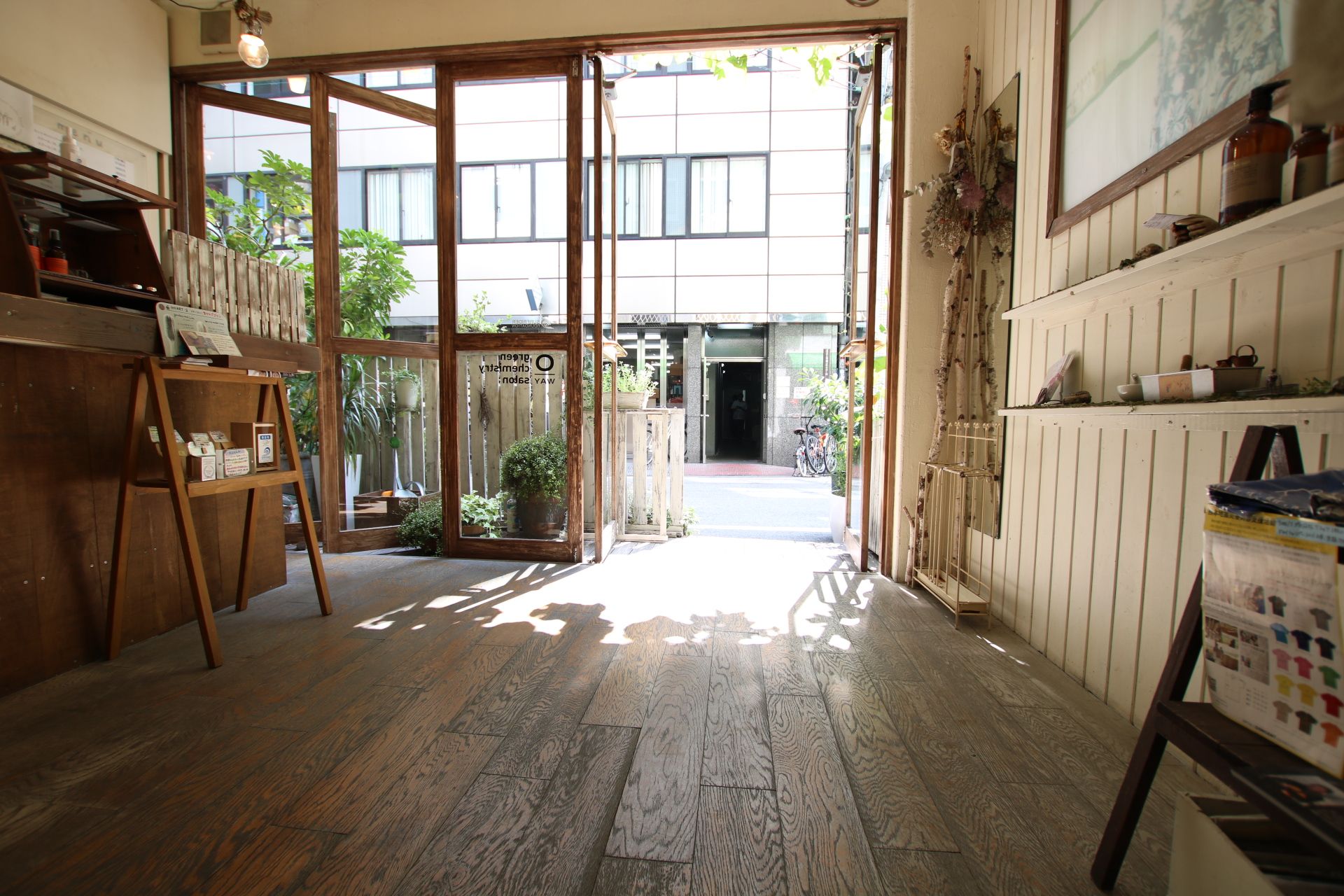 【四ツ橋】有給休暇あり☆軟水を使用している為、手が荒れにくい環境♪地域貢献などのサロンワークの活動も盛んです！！「bo:rl（ボール）」からアシスタント（美容師）の求人☆★