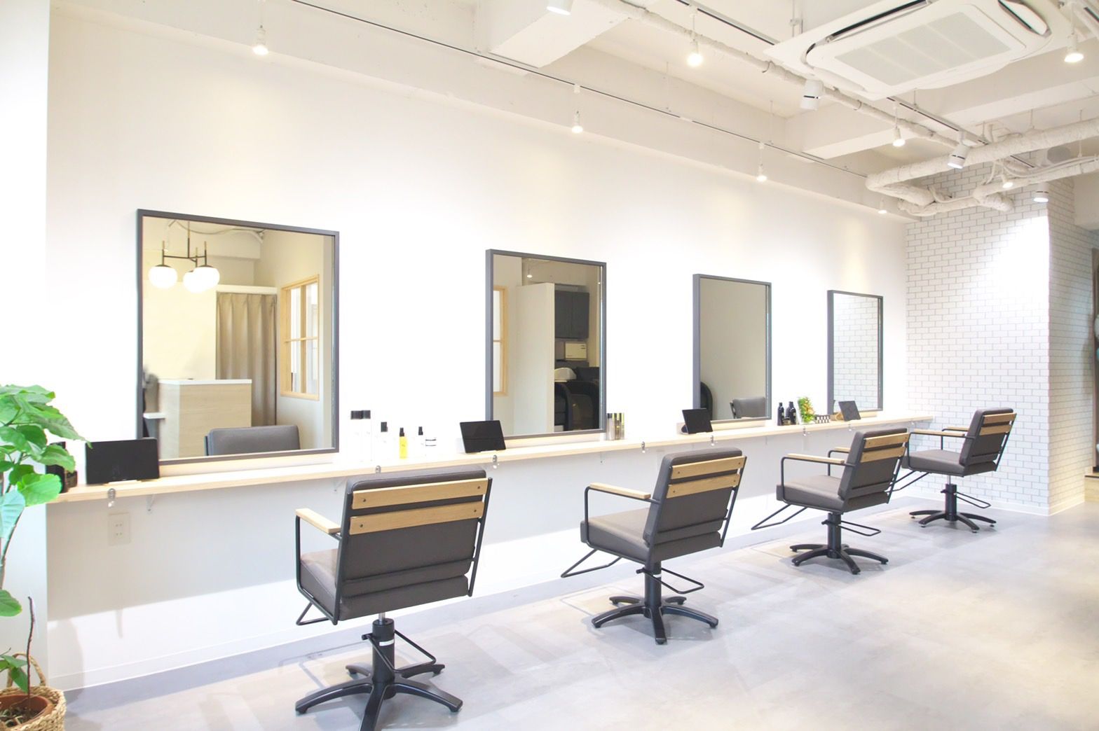 【甲東園】≪日祝定休日≫≪時短社員OK≫≪女性専用サロン≫≪社会保険完備≫≪平日18時退社≫≪有給消化推奨サロン≫≪産休育休取得可能≫女性が永く活躍できるサロン「SOLUNA(ソルナ)」からスタイリスト(美容師)の求人☆☆